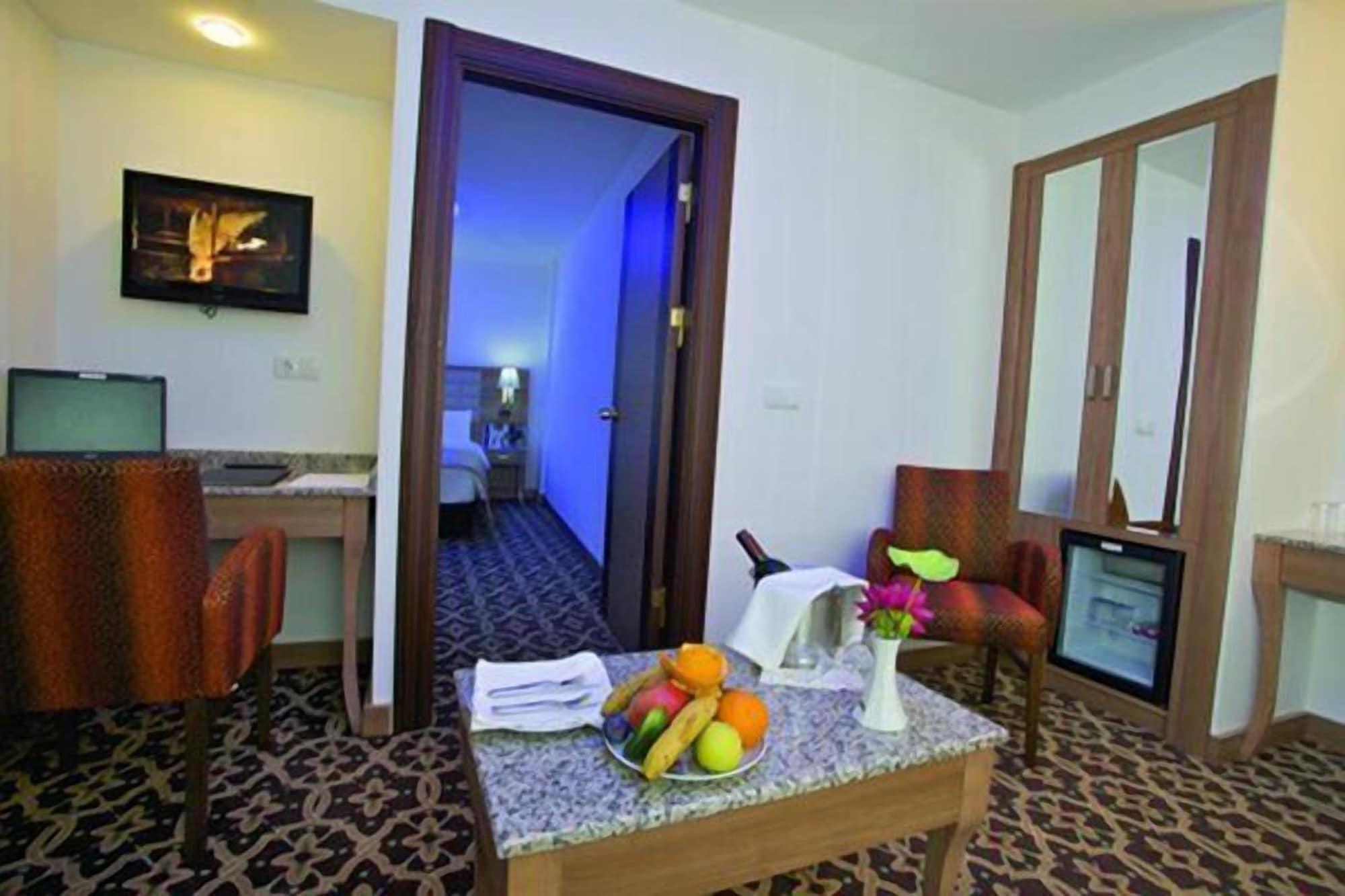 The City Hotel Истанбул Екстериор снимка