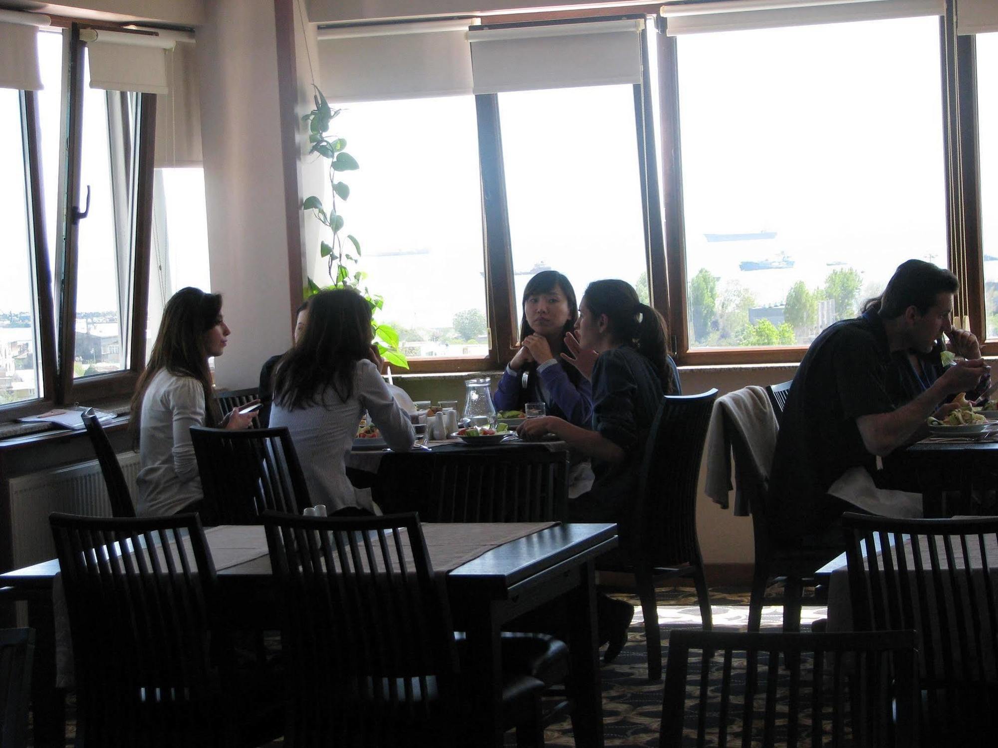The City Hotel Истанбул Екстериор снимка